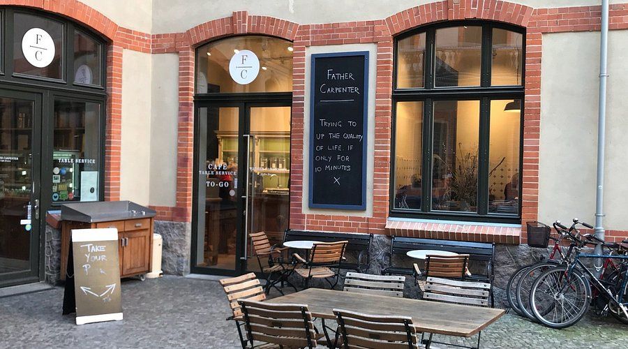 Father Carpenter (Mitte)