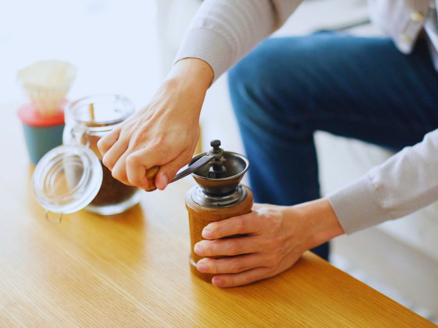 Burr grinder producing uniform grind size for coffee cupping