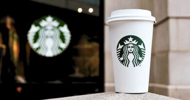 Starbucks takeaway coffee cup illustrating the power of menu naming and brand perception in modern cafés