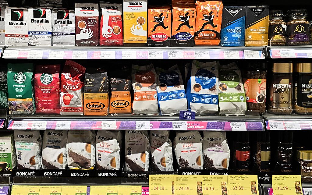 Specialty coffee packaging displayed as a strategic visual signal for quality and positioning 